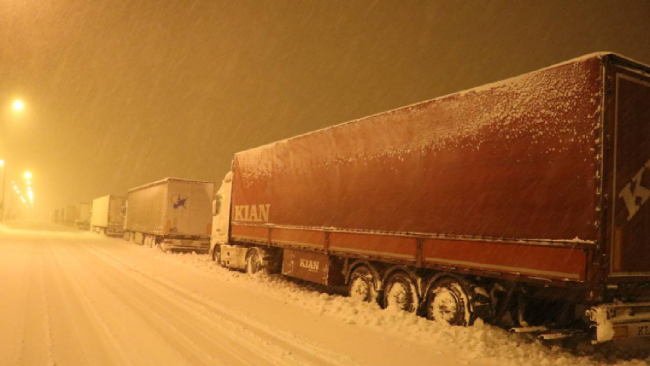 Ağrı-Erzurum kara yolu tır geçişine kapatıldı